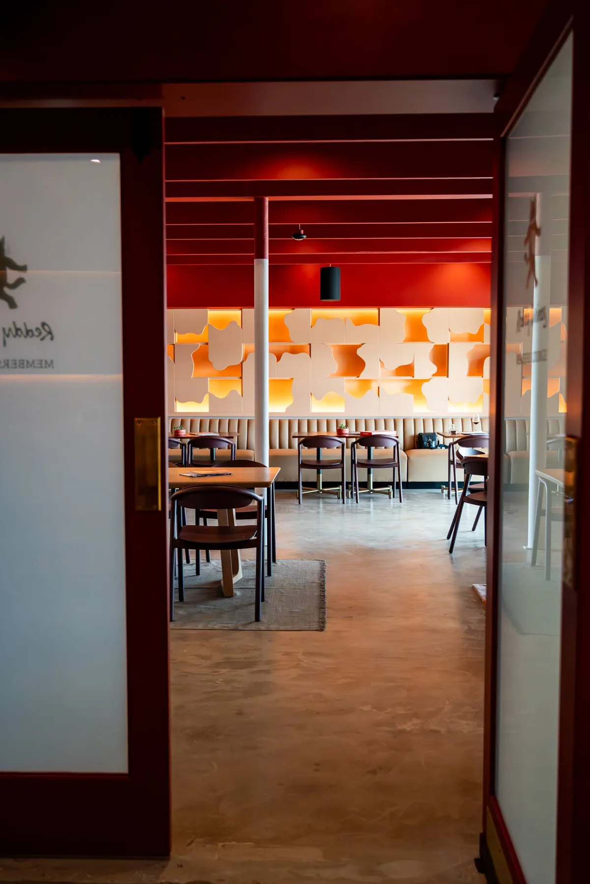 The dining tables at the Stonewall tasting room